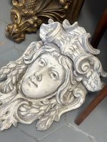 Maskaron med kvinnligt ansikte – Beaux-Arts / Nybarock, Frankrike, ca 1880–1910. Betonghuvud, väggfast figur, mycket tung, medelstor (4389) - Bild 2