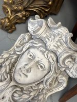 Maskaron med kvinnligt ansikte – Beaux-Arts / Nybarock, Frankrike, ca 1880–1910. Betonghuvud, väggfast figur, mycket tung, medelstor (4389) - Bild 3