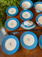 Antīks Francijas porcelāna komplekts ar zilu apmali un monogrammu — V. Etienne (Antique French porcelain set with blue border and gold monogram) (2802) - Image 3