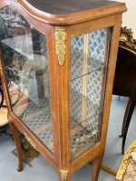 Stikla Vitrīna uz Augstām Kājām ar Bronzas Aplikācijām — Luija XV stils, Parīze, ap 1880.–1910. (Wooden vitrine on high legs with bronze hardware) (5784) - Image 7