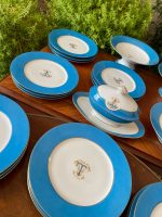 Antīks Francijas porcelāna komplekts ar zilu apmali un monogrammu — V. Etienne (Antique French porcelain set with blue border and gold monogram) (2802) - Image 2