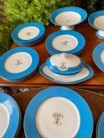 Antīks Francijas porcelāna komplekts ar zilu apmali un monogrammu — V. Etienne (Antique French porcelain set with blue border and gold monogram) (2802) - Image 5