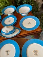 Antīks Francijas porcelāna komplekts ar zilu apmali un monogrammu — V. Etienne (Antique French porcelain set with blue border and gold monogram) (2802) - Image 4