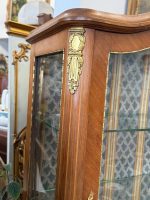 Stikla Vitrīna uz Augstām Kājām ar Bronzas Aplikācijām — Luija XV stils, Parīze, ap 1880.–1910. (Wooden vitrine on high legs with bronze hardware) (5784) - Image 6