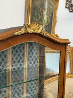 Stikla Vitrīna uz Augstām Kājām ar Bronzas Aplikācijām — Luija XV stils, Parīze, ap 1880.–1910. (Wooden vitrine on high legs with bronze hardware) (5784) - Image 5