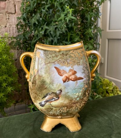 Lille vase med fugle og gulddetaljer