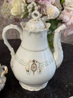 Antīka porcelāna tējas un kafijas servīze 7 personām ar zeltījumu — historisma stilā (Antique Porcelain Tea and Coffee Set for 7 Persons in Historicist Style) (6915) - Image 9