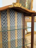 Stikla Vitrīna uz Augstām Kājām ar Bronzas Aplikācijām — Luija XV stils, Parīze, ap 1880.–1910. (Wooden vitrine on high legs with bronze hardware) (5784) - Image 23