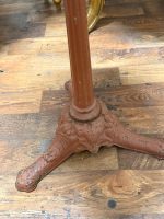 Autentisks franču bistro galdiņš ar čuguna kāju un koka virsmu — klasiskā stilā, (Authentic French Bistro Table with Cast Iron Base and Wooden Top) (6619) - Image 8