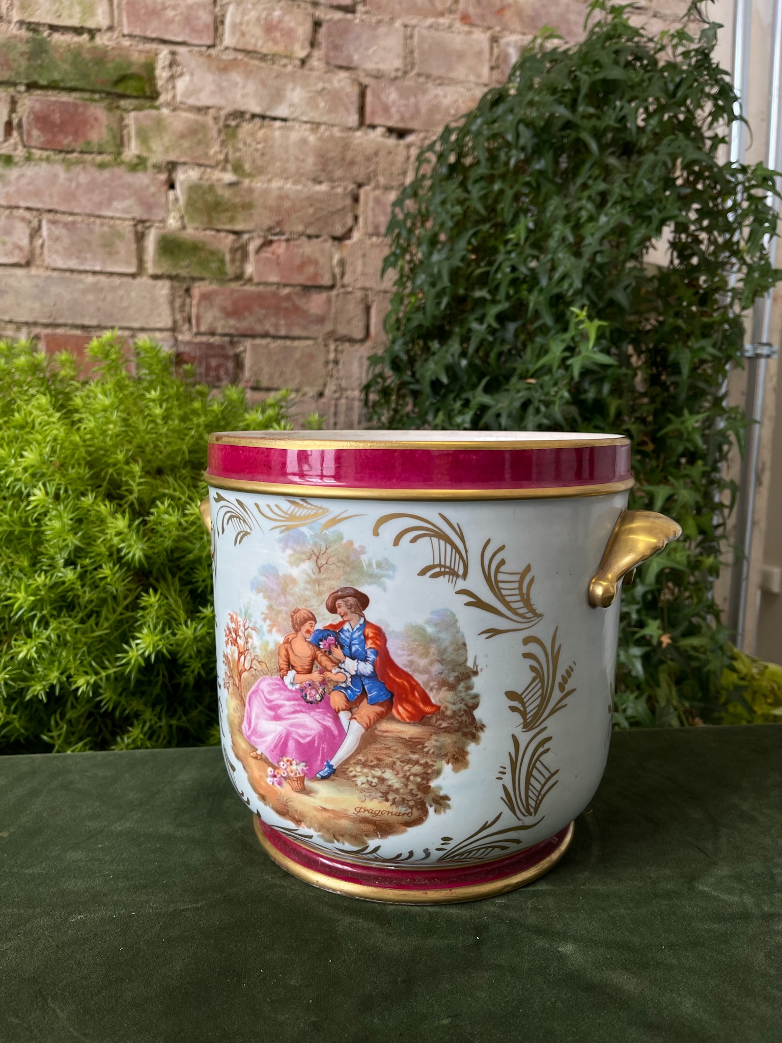 Porcelāna Kašpo ar Fragonard Galantās Ainas Gleznojumu — Vieux Paris, Francija, ap 1820.–1860. (2633) - Image 1