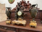 Grezns antīks pils kamīna pulksteņa komplekts ar amoriem — historisma stilā - antique french clock garniture vases set (204) - Image 2