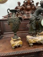 Grezns antīks pils kamīna pulksteņa komplekts ar amoriem — historisma stilā - antique french clock garniture vases set (204) - Image 4