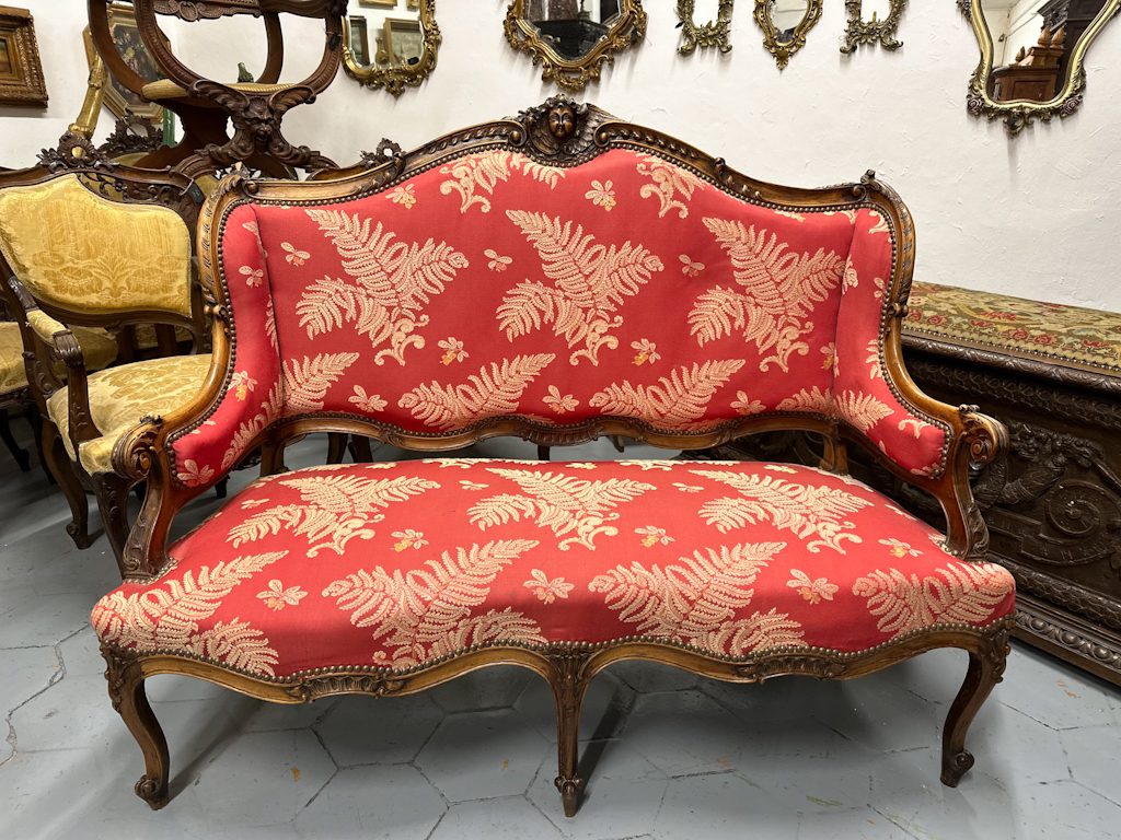 Luksuriøs sofa med udskåret englehoved, mellemstor (4580) Luksuriøs sofa med udskåret englehoved, mellemstor (4580)