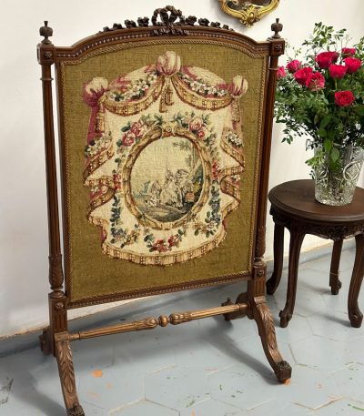 Udsøgt kaminhylde i Louis XVI-stil med gobelin