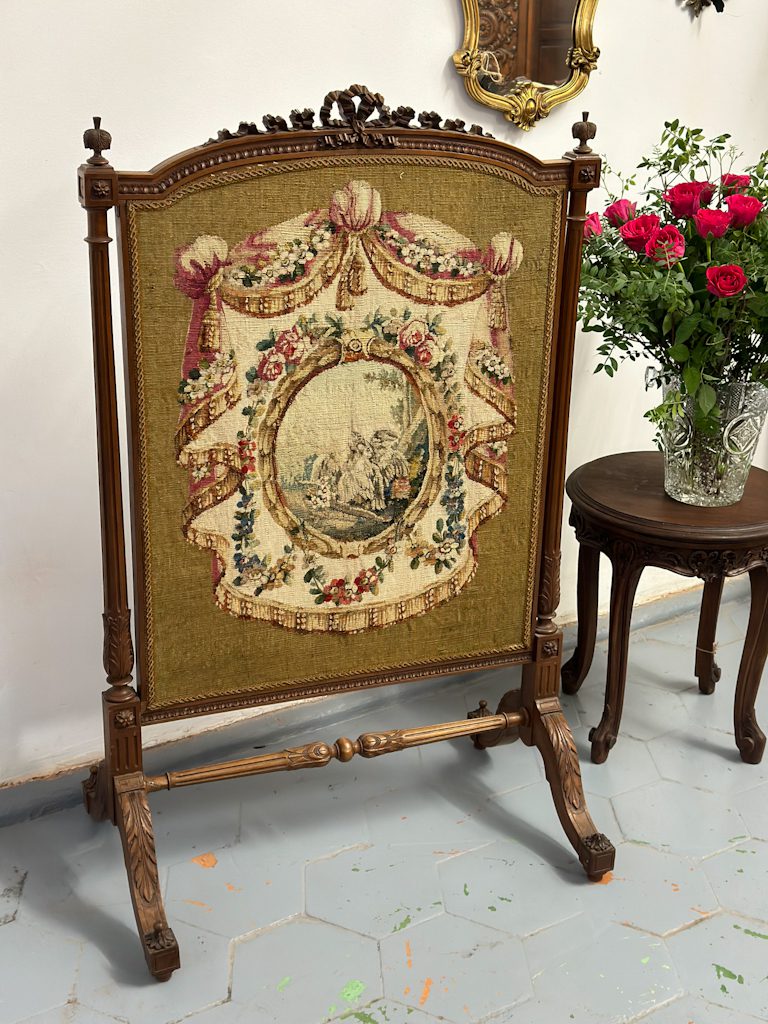 Udsøgt kaminhylde i Louis XVI-stil med gobelin
