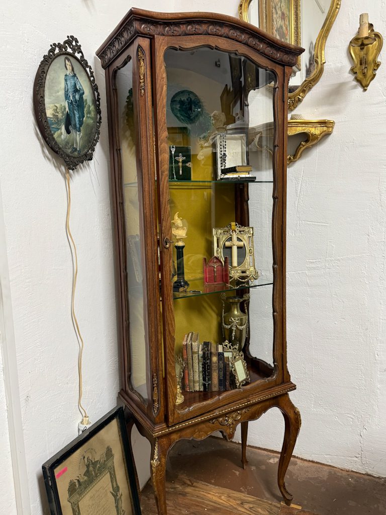 Antik trævitrine med bronzeapplikationer - Louis XV-stil (Louis