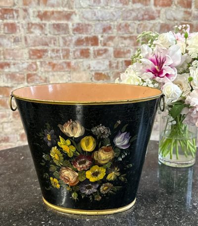 Malet metalskål med blomstermotiv, mellemstor, let vægt (6863)