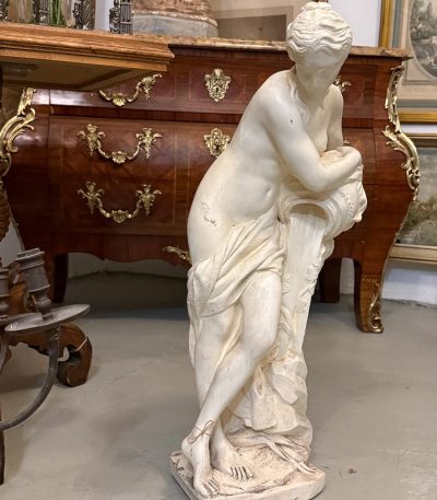 Hvid havestatue med kande - kvindefigur til haven, i hvid farve, med