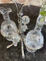Antīks stikla un Britānijas metāla menāžas komplekts eļļai un etiķim — secesijas stilā (Antique Glass and Britannia Metal Cruet Set for Oil and Vinegar in Art Nouveau Style) (6912) - Image 3