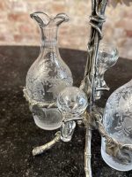 Antīks stikla un Britānijas metāla menāžas komplekts eļļai un etiķim — secesijas stilā (Antique Glass and Britannia Metal Cruet Set for Oil and Vinegar in Art Nouveau Style) (6912) - Image 5