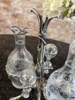 Antīks stikla un Britānijas metāla menāžas komplekts eļļai un etiķim — secesijas stilā (Antique Glass and Britannia Metal Cruet Set for Oil and Vinegar in Art Nouveau Style) (6912) - Image 6