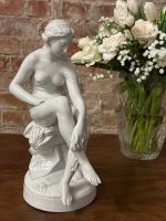 Porcelāna, sievietes figūra, vidēji maza izmēra, smaga (6274)