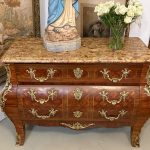 Udsøgt intarsia kommode i stor størrelse med ormolu bronze i Louis XV stil