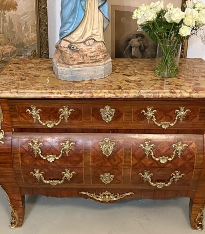 Udsøgt intarsia kommode i stor størrelse med ormolu bronze i Louis XV stil
