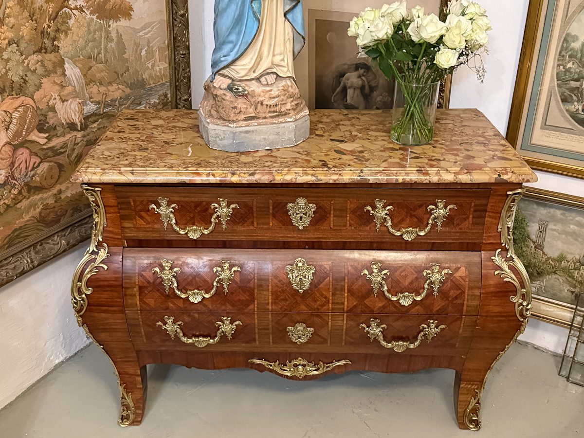 Udsøgt intarsia kommode med ormolu bronze i Louis XV stil Udsøgt intarsia kommode i stor størrelse med ormolu bronze i Louis XV stil