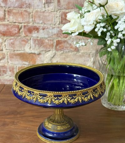 Neoklassisk mørkeblå vase med bronze, mellemstor