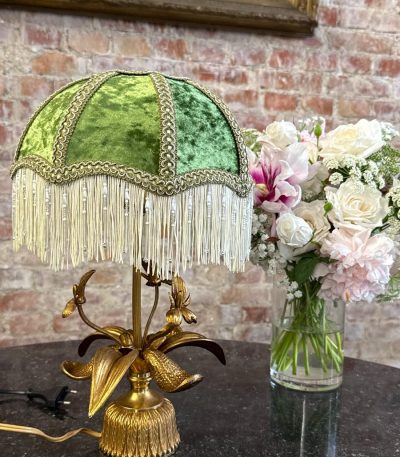 Forgyldt metal bordlampe med grøn skærm i Art Nouveau stil