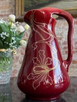 Cruche à eau Art Nouveau Sarreguemines "Iris" fond rouge cerise, luxe — env. 1900, lourd (6474) – Image 6