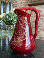 Cruche à eau Art Nouveau Sarreguemines "Iris" fond rouge cerise, luxe — env. 1900, lourd (6474) – Image 2