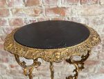 Bronzēts čuguna puķu galdiņš ar ķerubiem — Neorokoko (Antique Bronzed Cast Iron Flower Table) (5915) - Image 9