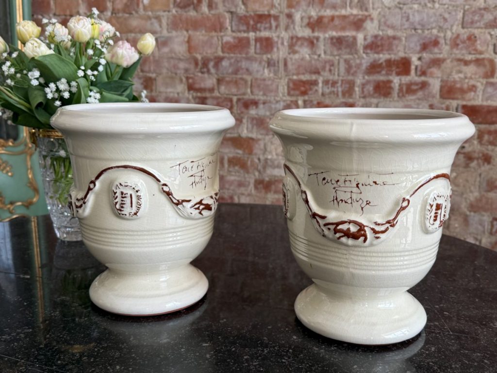 Anduze Urne i creme hvid glasur med brun ornamentik