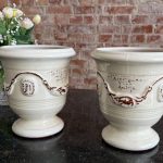 Anduze Urne i creme hvid glasur med brun ornamentik