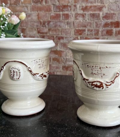 Anduze Urne i creme hvid glasur med brun ornamentik