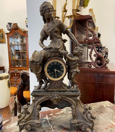 Stor, tungt ur med kvindefigur (2803)