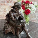Antik metalfigur – Peter Paul Rubens med skitsebog eller bog