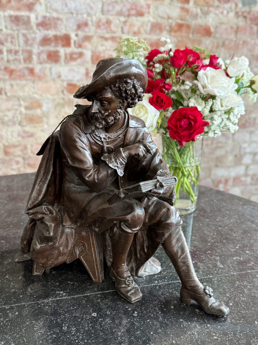 Antik metalfigur – Peter Paul Rubens med skitsebog Antik metalfigur – Peter Paul Rubens med skitsebog eller bog