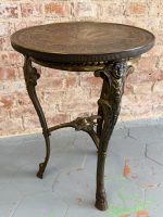 Metallbord med vackra detaljer både på ytan och benen, medelstor (5862) - Bild 5