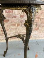 Metallbord med vackra detaljer både på ytan och benen, medelstor (5862) - Bild 7