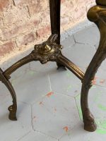 Metallbord med vackra detaljer både på ytan och benen, medelstor (5862) - Bild 11