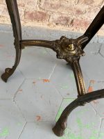 Metallbord med vackra detaljer både på ytan och benen, medelstor (5862) - Bild 12
