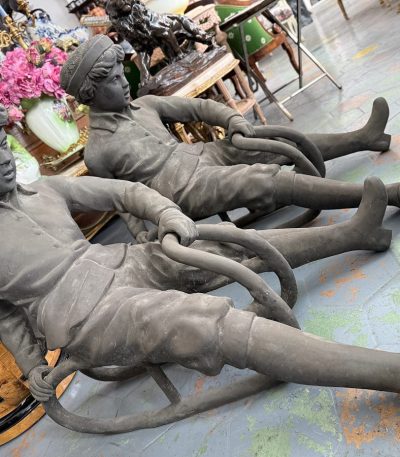Imponerende tung bronzefigur - dreng på kælk. Historicisme / Belle Époque, Europa