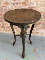 Metallbord med vackra detaljer både på ytan och benen, medelstor (5862) - Bild 3