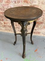 Metallbord med vackra detaljer både på ytan och benen, medelstor (5862) - Bild 6