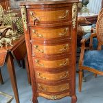 Antik mahogni semainier med intarsia og bronzeapplikationer i Louis XV-stil