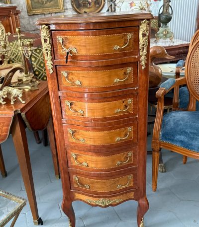 Antik mahogni semainier med intarsia og bronzeapplikationer i Louis XV-stil