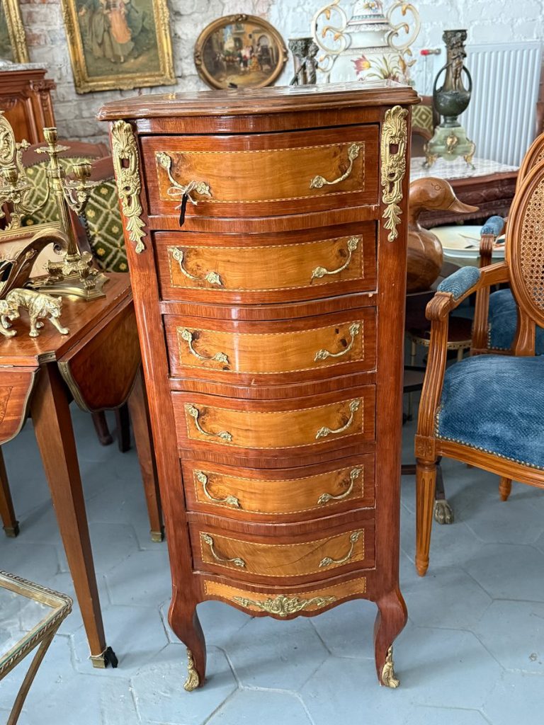 Antik mahogni semainier med intarsia og bronzeapplikationer i Louis XV-stil